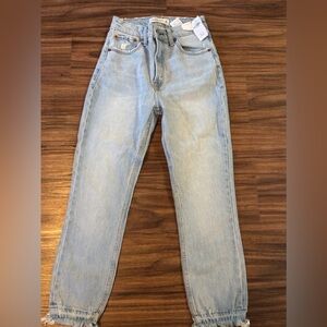 NWT Women’s Abercrombie & Fitch High Rise Mom Jean- Size 00s